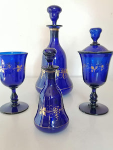 Belle ensemble de carafe et verres à vin,  4 pièces en opaline 19ème, décors à l'or.