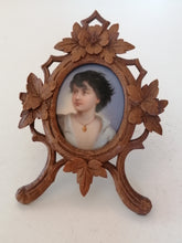 Charger l&#39;image dans la galerie, Miniature peinture sur porcelaine avec cadre Brienz. Très jolie détail de peinture, travail Suisse. Probablement fin 19ème
