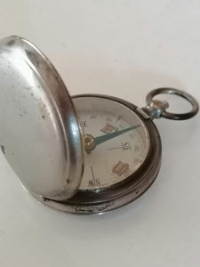 Boussole ancienne dans le format montre gousset. 