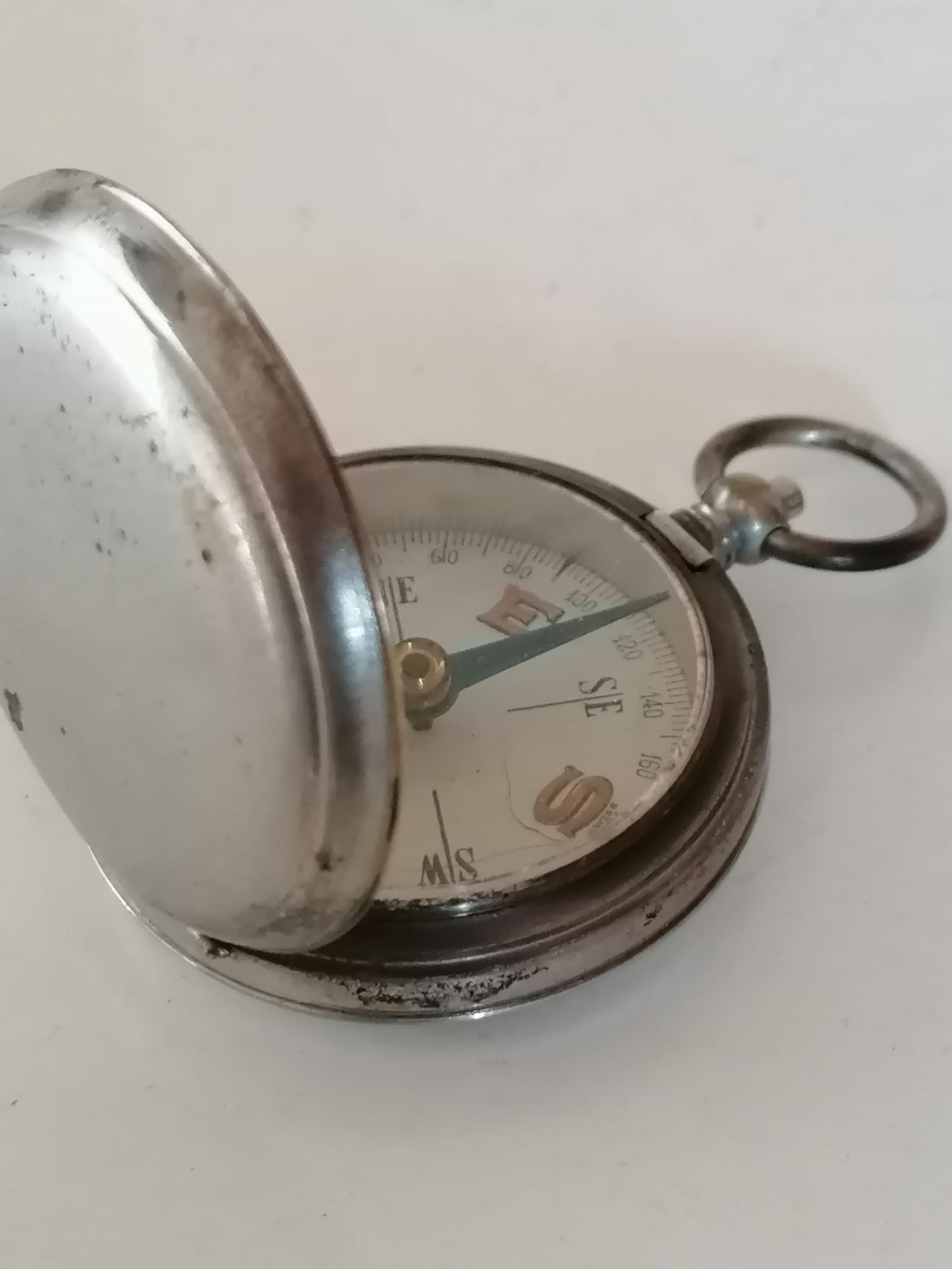 Boussole ancienne dans le format montre gousset. 