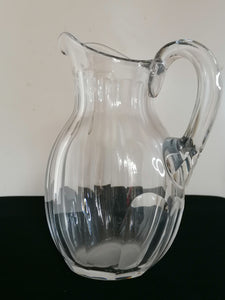 Beau pichet à eau en cristal taillé.