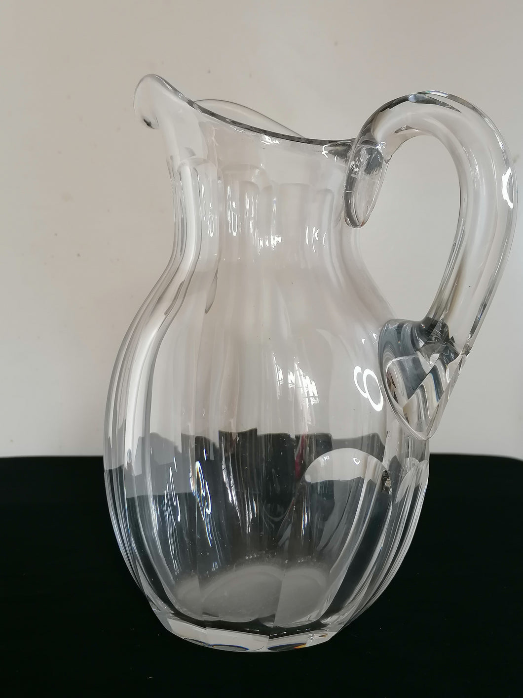 Beau pichet à eau en cristal taillé.