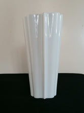 Charger l&#39;image dans la galerie, KPM vase en porcelaine Allemande, modèle vintage 
