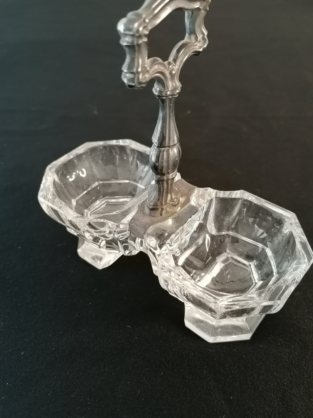 Salière ancienne en cristal taillé et argent. 