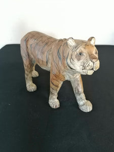 Tigre en bois sculpté et peint. 