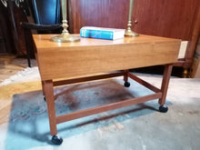 Charger l&#39;image dans la galerie, Table Basse Scandinave en Teck Vintage 1960
Designer: Torbjørn Afdal.

