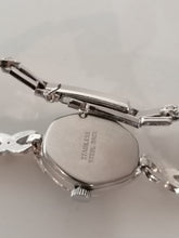 Charger l&#39;image dans la galerie, Initial montre bracelet dame rhodié et strass. Mouvement mécanique
