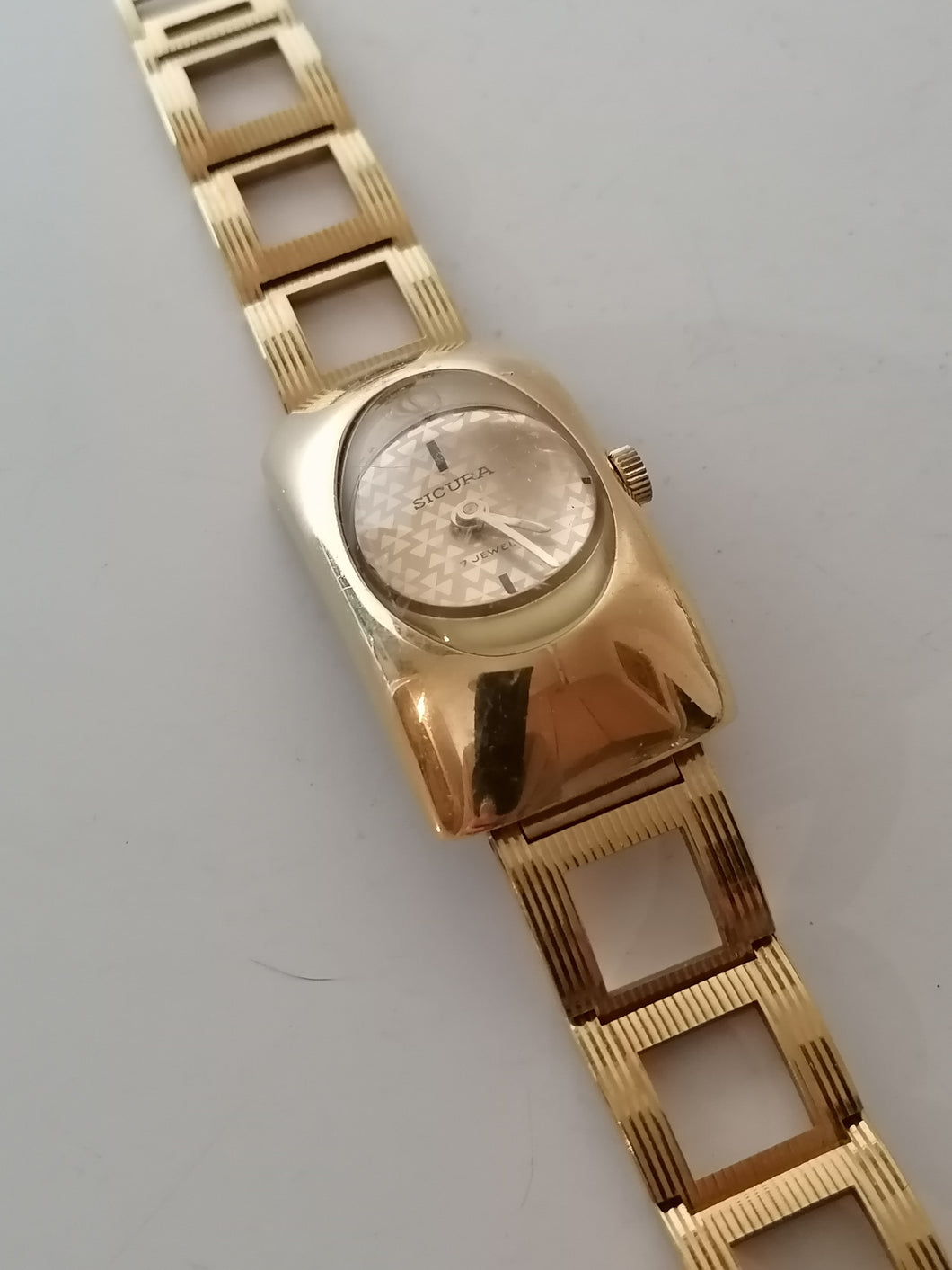Sicura Montre vintage mécanique doré avec verre bombé.