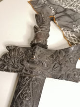Charger l&#39;image dans la galerie, Kriss indonésien, bois sculpté et fer forgé damassé. Milieux XXème

