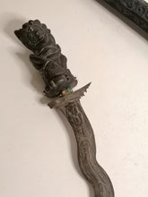 Charger l&#39;image dans la galerie, Kriss indonésien, bois sculpté et fer forgé damassé. Milieux XXème
