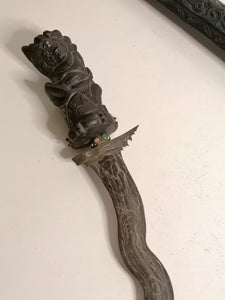 Kriss indonésien, bois sculpté et fer forgé damassé. Milieux XXème
