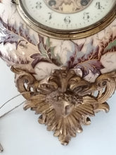 Charger l&#39;image dans la galerie, Pendule boulangère en faïence de forme circulaire à décor polychrome de chardons. Monture en bronze doré
