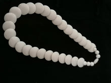 Charger l&#39;image dans la galerie, Collier en plastique des année 1960, il imite parfaitement de l&#39;ivoire
