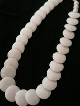 Charger l&#39;image dans la galerie, Collier en plastique des année 1960, il imite parfaitement de l&#39;ivoire
