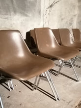 Charger l&#39;image dans la galerie, Série de 8 chaises coques polypropylene, style Robin Day. Fabriqué en Italie par Proinco
