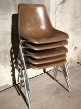 Charger l&#39;image dans la galerie, Série de 8 chaises coques polypropylene, style Robin Day. Fabriqué en Italie par Proinco
