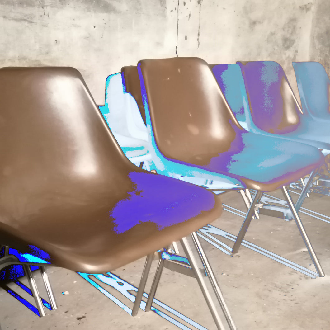 Série de 8 chaises coques polypropylene, style Robin Day. Fabriqué en Italie par Proinco