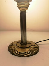 Charger l&#39;image dans la galerie, Lampe d&#39;époque Art Déco, pied en bronze chromé et globe en verre
