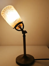 Charger l&#39;image dans la galerie, Lampe d&#39;atelier industrielle inclinable, avec globe en verre Art Déco
