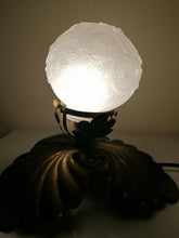 Charger l&#39;image dans la galerie, Plafonnier ancien en laiton, avec globe en verre dépolie Art Déco à motif florale
