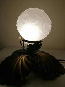 Plafonnier ancien en laiton, avec globe en verre dépolie Art Déco à motif florale