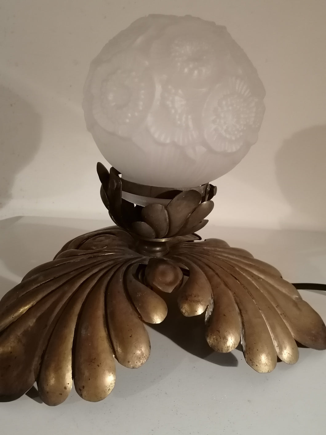 Plafonnier ancien en laiton, avec globe en verre dépolie Art Déco à motif florale