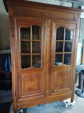 Charger l&#39;image dans la galerie, Magnifique armoire vitrée genevois en noyer massif, parfait état
