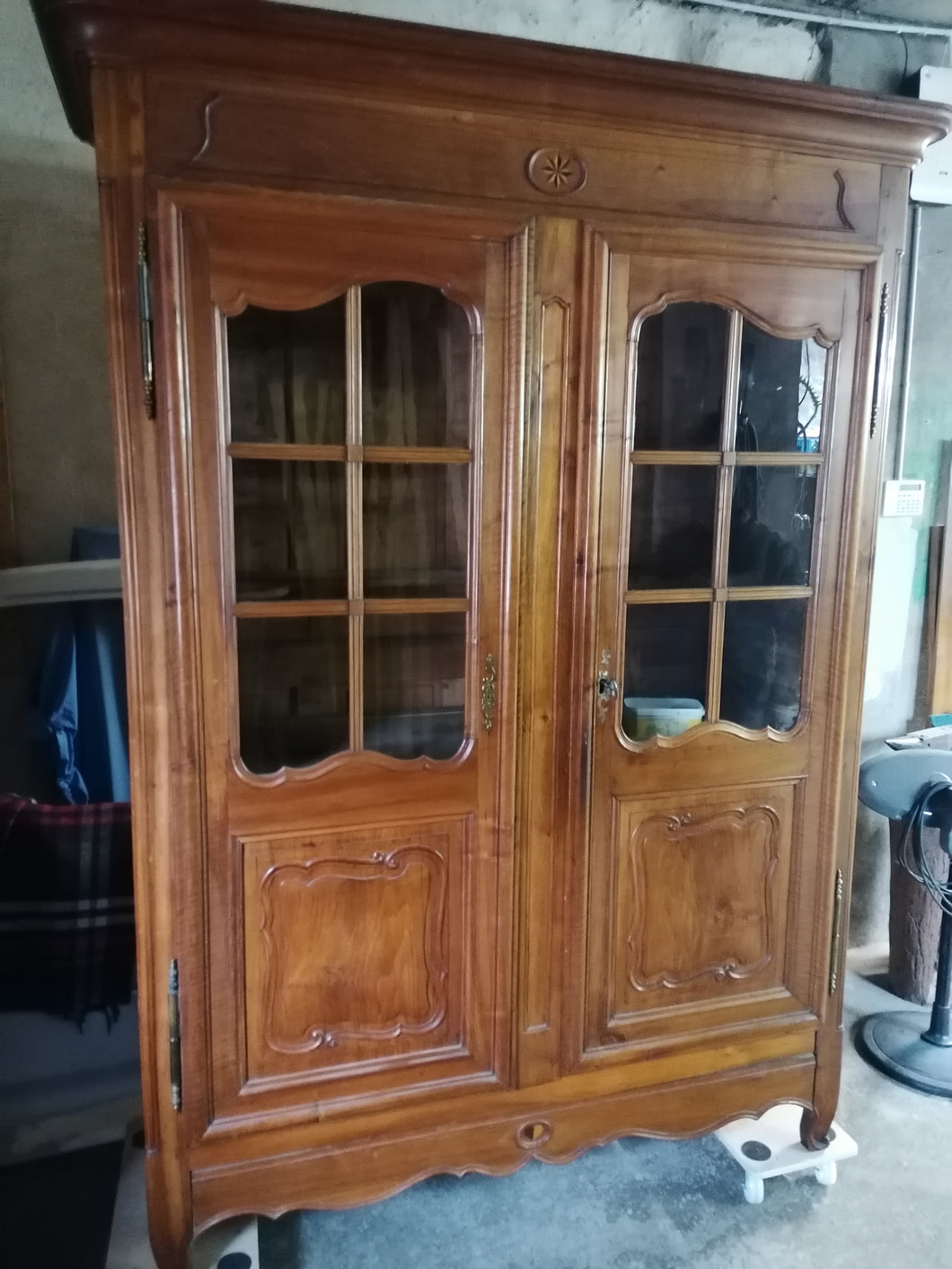 Magnifique armoire vitrée genevois en noyer massif, parfait état