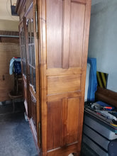 Charger l&#39;image dans la galerie, Magnifique armoire vitrée genevois en noyer massif, parfait état
