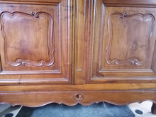 Charger l&#39;image dans la galerie, Magnifique armoire vitrée genevois en noyer massif, parfait état
