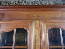 Charger l&#39;image dans la galerie, Magnifique armoire vitrée genevois en noyer massif, parfait état
