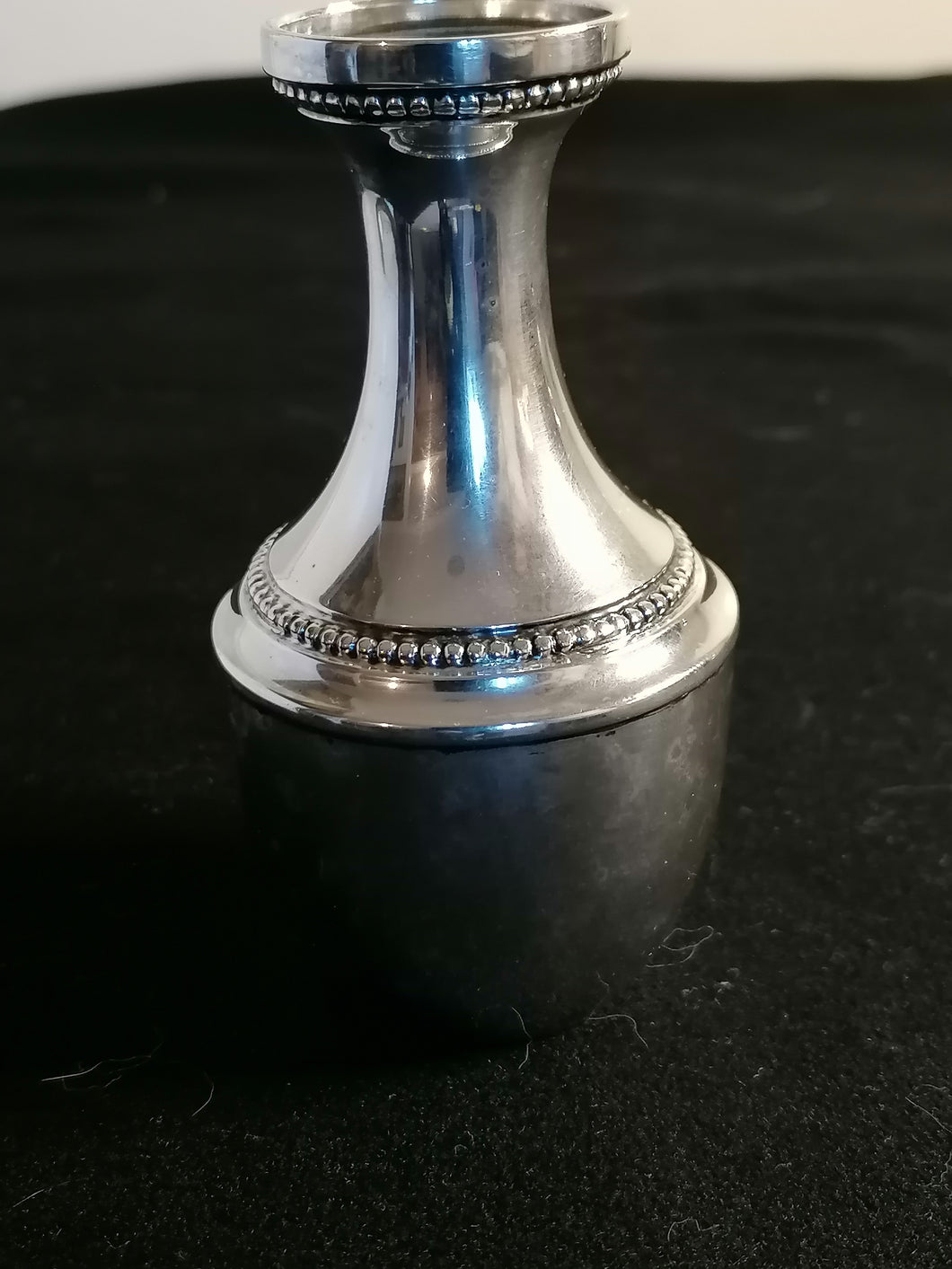 Mini vase en métal argenté. 