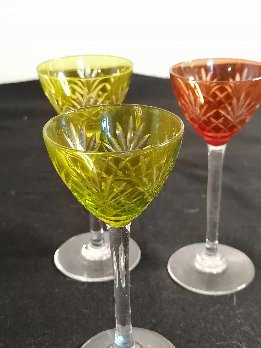 Cristal de bohème, 3 verres à liqueurs.