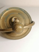 Charger l&#39;image dans la galerie, Magnifique poignée heurtoir en bronze 18ème
