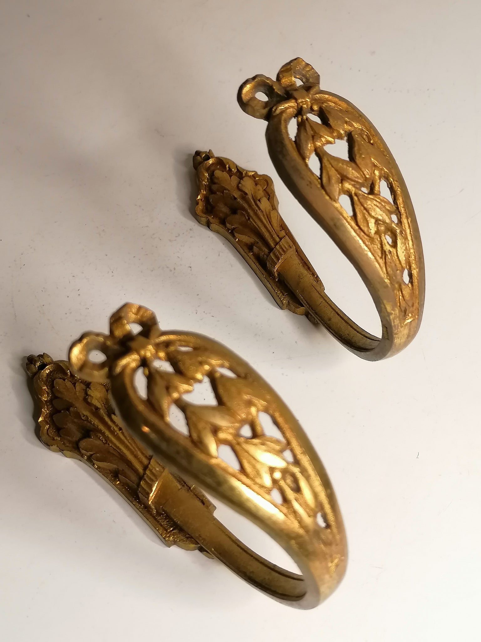 Paire d'embrasses pour rideaux anciennes en bronze français Paire d'embrasses pour rideaux anciennes en bronze français