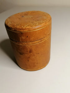 Boîte ronde en cuir, décors or fin. 