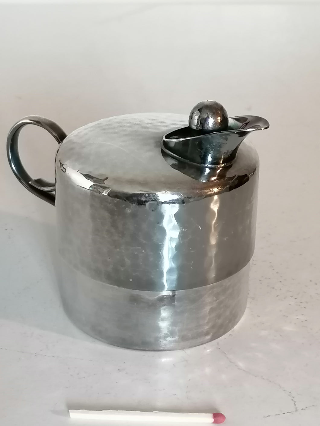 Object curieux, je pense que c'est une verseuse à eaux chaude 