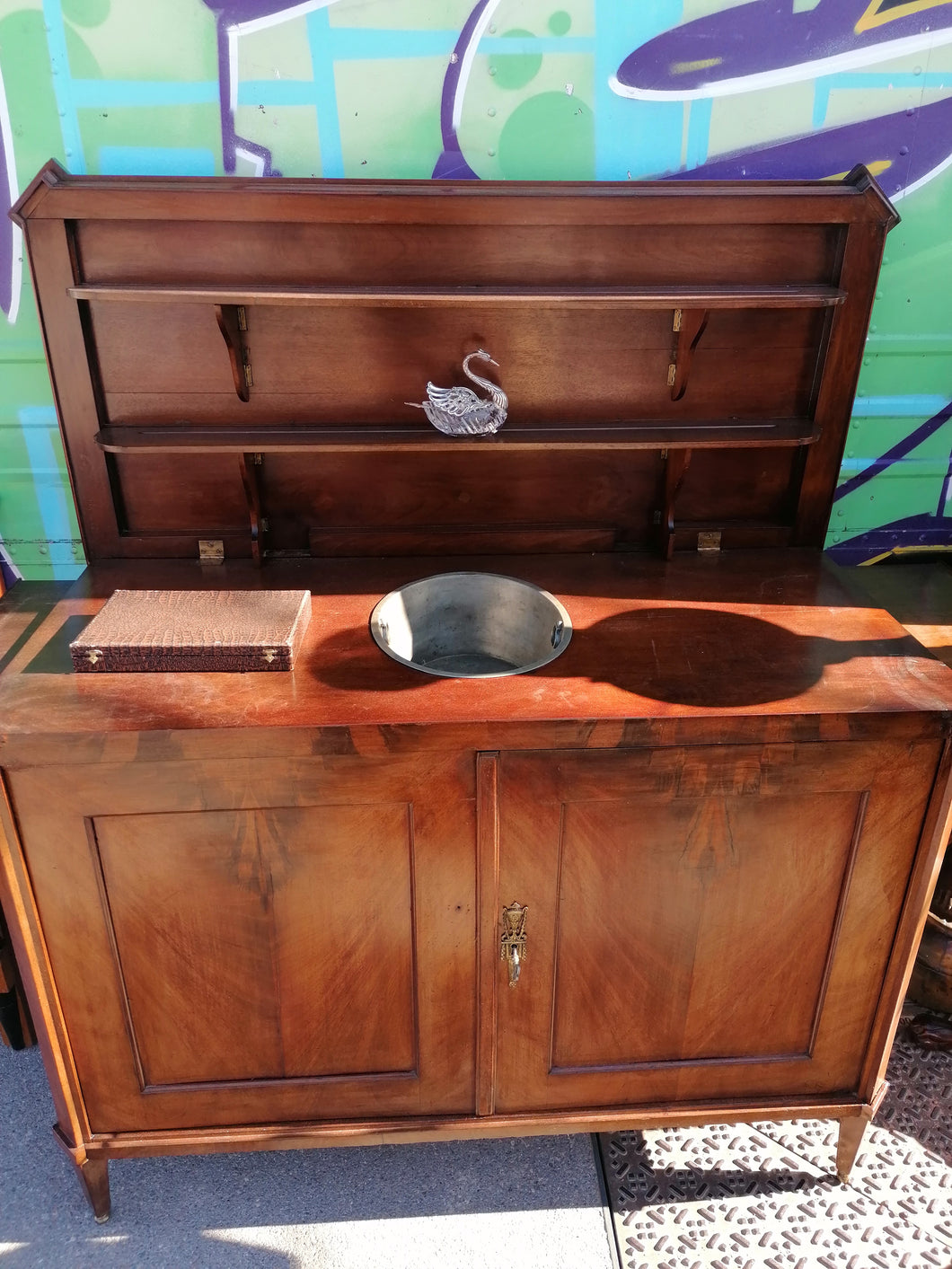 Credence Directoire en acajou avec, plateau ouvrant qui devient un présentoir pour les verres avec un rafraichissoir en étain