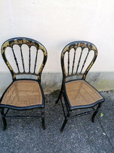 Charger l&#39;image dans la galerie, Ravissante paire de chaise Napoléon III laqué noir et peinte avec incrustations nacre

