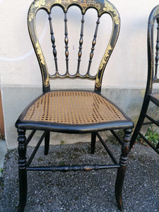 Ravissante paire de chaise Napoléon III laqué noir et peinte avec incrustations nacre