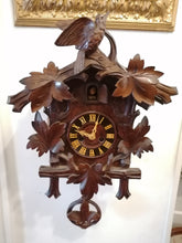 Charger l&#39;image dans la galerie, Authentique coucou Ancien en bois sculpté

