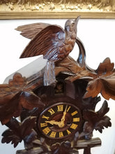 Charger l&#39;image dans la galerie, Authentique coucou Ancien en bois sculpté
