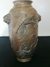 Charger l&#39;image dans la galerie, Vase chinois en Bronze de belle qualité début XXème,  décors dragon.
