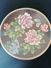 Charger l&#39;image dans la galerie, Cloisonné chinois assiètes, décors pivoine de très. belle fabrication. 
