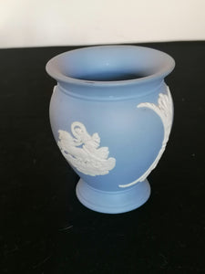 Petit vase en porcelaine bleu de Wedgwood