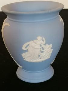 Petit vase en porcelaine bleu de Wedgwood