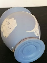 Charger l&#39;image dans la galerie, Petit vase en porcelaine bleu de Wedgwood
