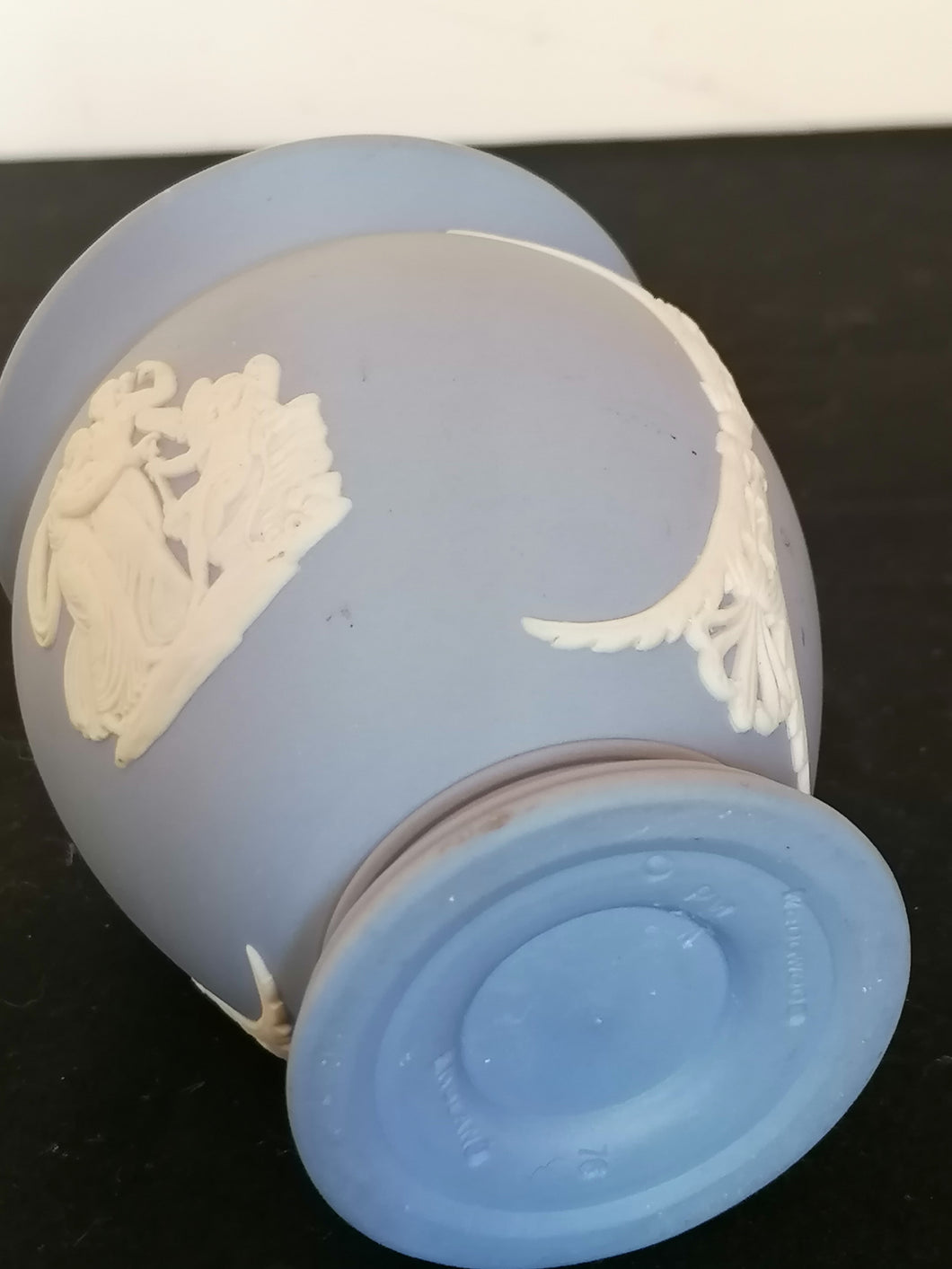 Petit vase en porcelaine bleu de Wedgwood