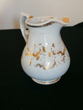 Charger l&#39;image dans la galerie, Vieux Paris pot à lait en porcelaine, peinture à l&#39;or. 
