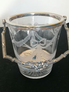 Ravissant Seau à glace en métal argenté style Louis XVI et verre gravée